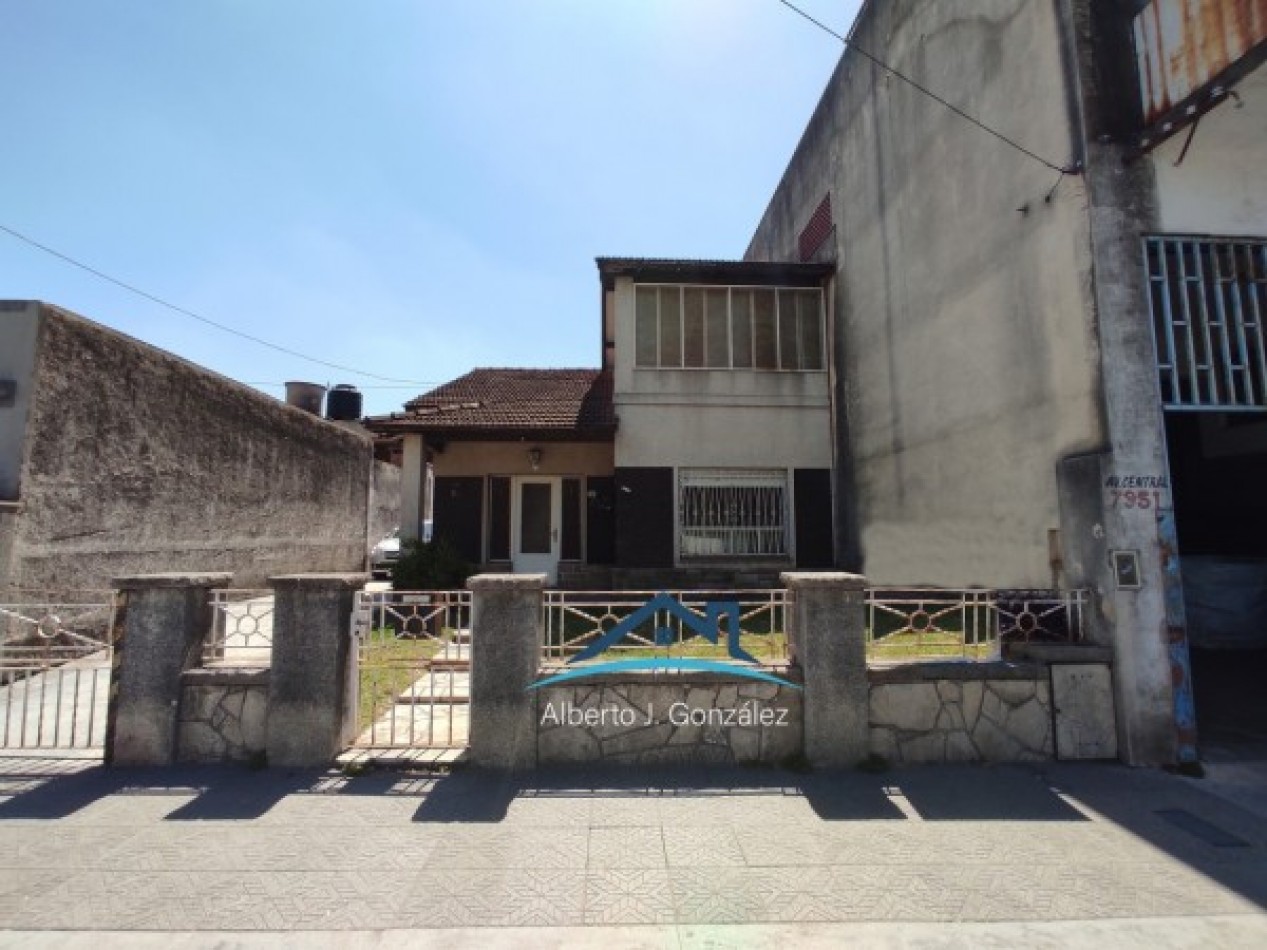 Galpon con vivienda en J. L. Suarez