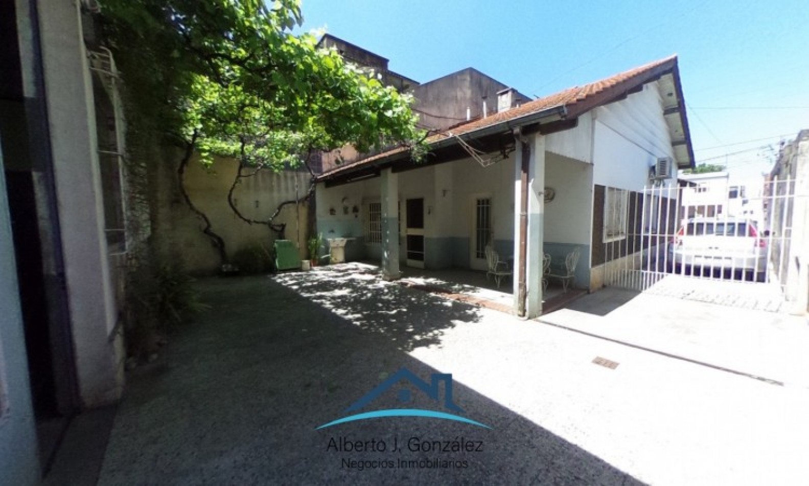 Galpon con vivienda en J. L. Suarez