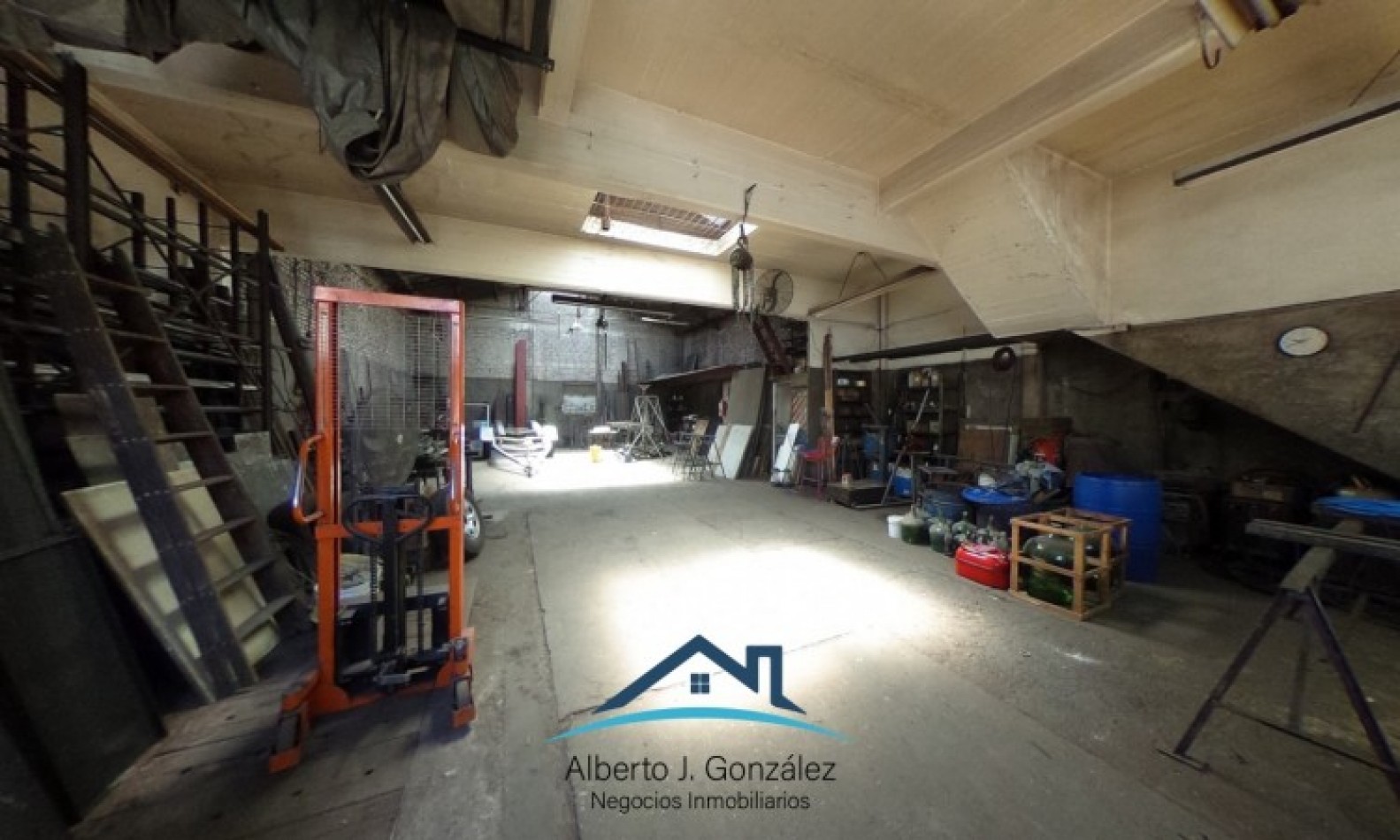 Galpon con vivienda en J. L. Suarez