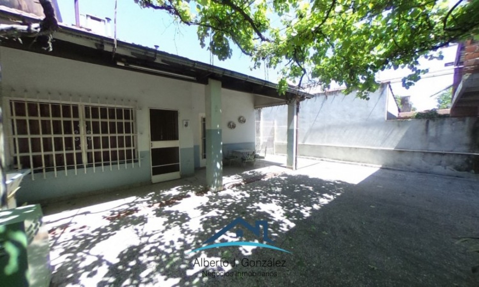 Galpon con vivienda en J. L. Suarez