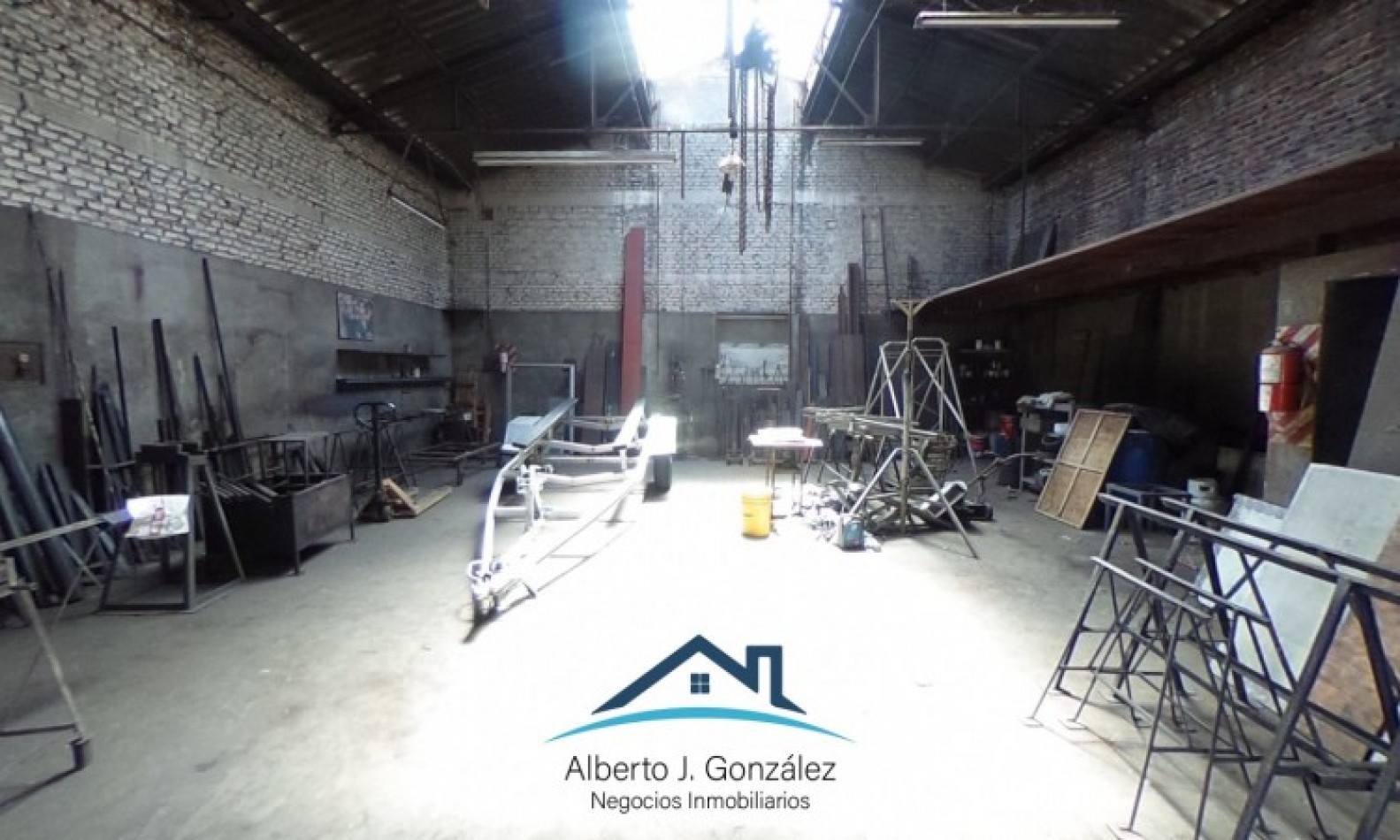 Galpon con vivienda en J. L. Suarez